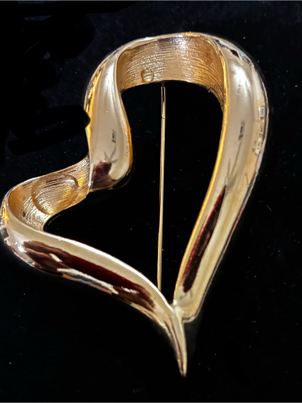 Vintage EUC Gold tone open Heart Brooch Pin